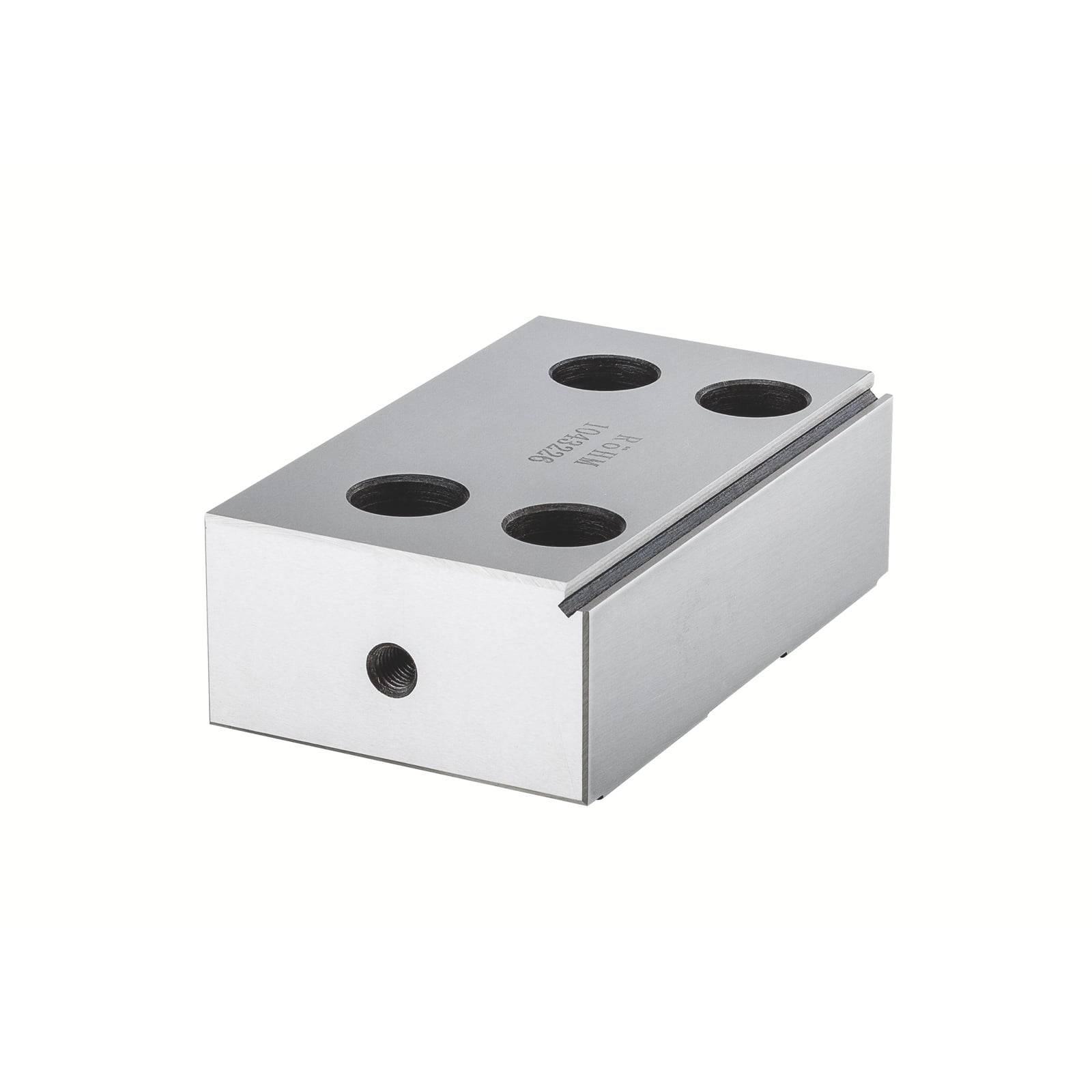 Ein metallischer rechteckiger Block mit vier kreisförmigen Löchern oben und einem auf der Seite, verwendet für industrielle Anwendungen.