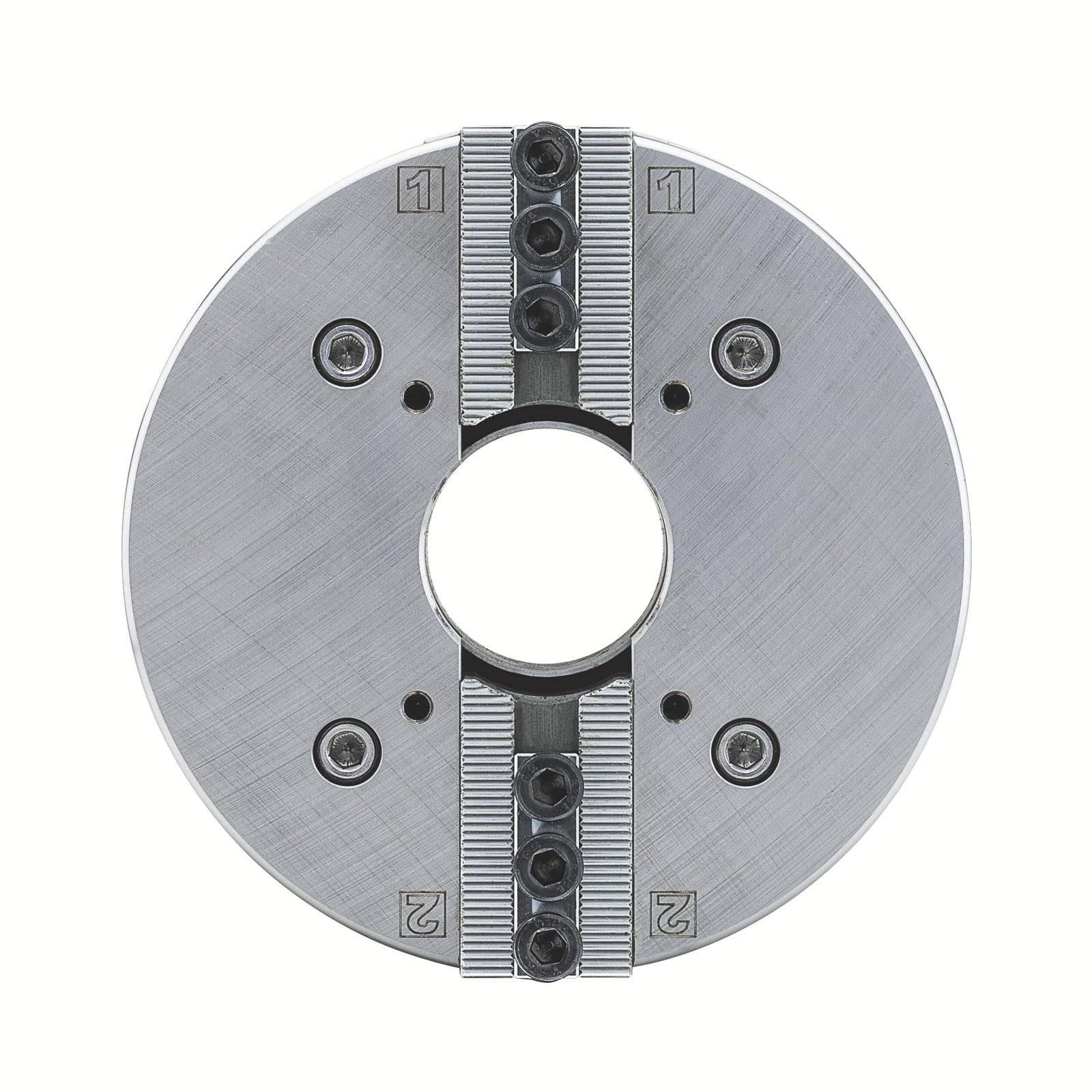 Ein vierbackiger Metallspannfutter mit nummerierten Backen, wahrscheinlich zur Verwendung in einer Drehmaschine oder Fräsmaschine zum Festspannen von Werkstücken.