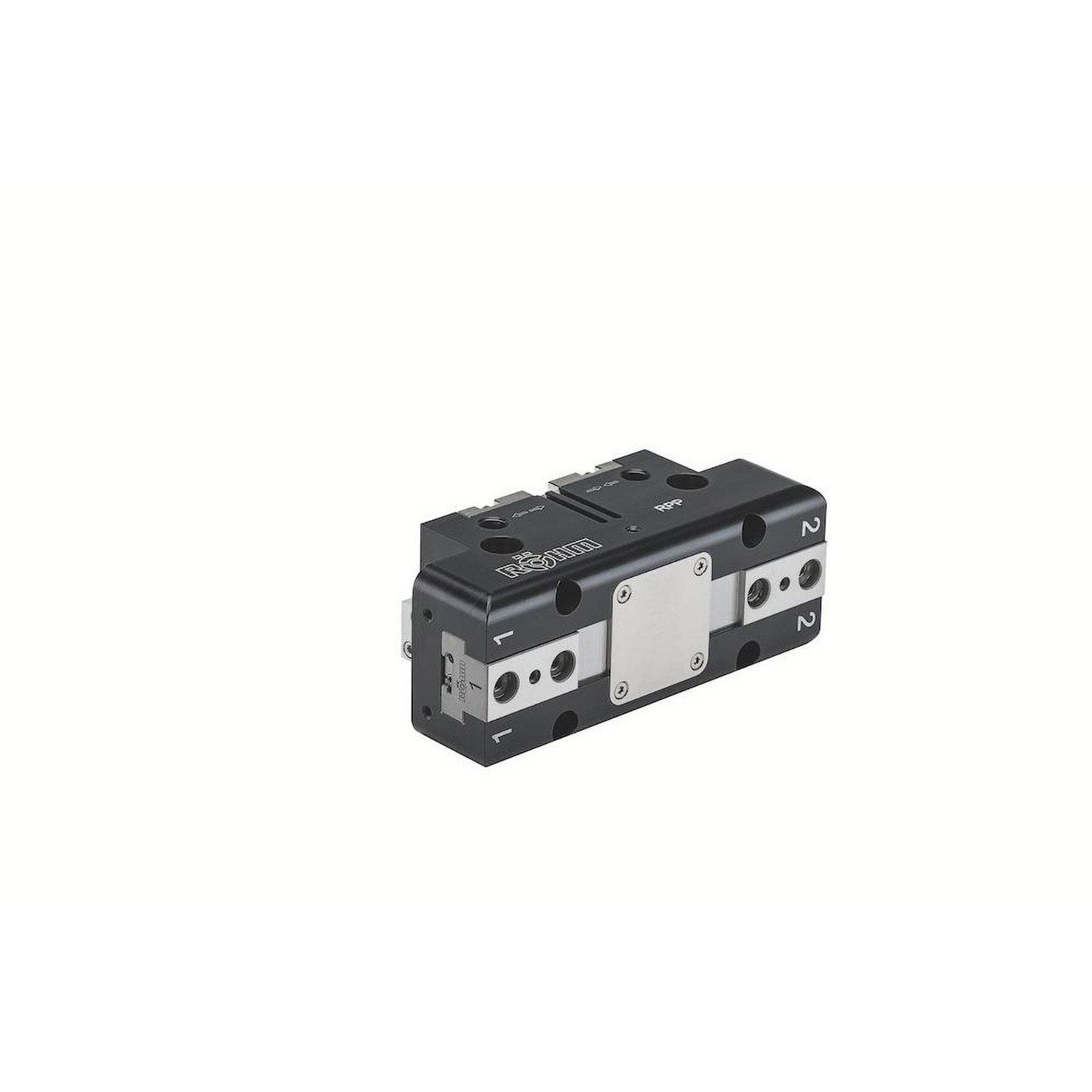 Ein schwarzes und silbernes Hydraulikventil mit mehreren Anschlüssen und Verbindungselementen, gekennzeichnet mit Zahlen und Symbolen, auf weißem Hintergrund.
