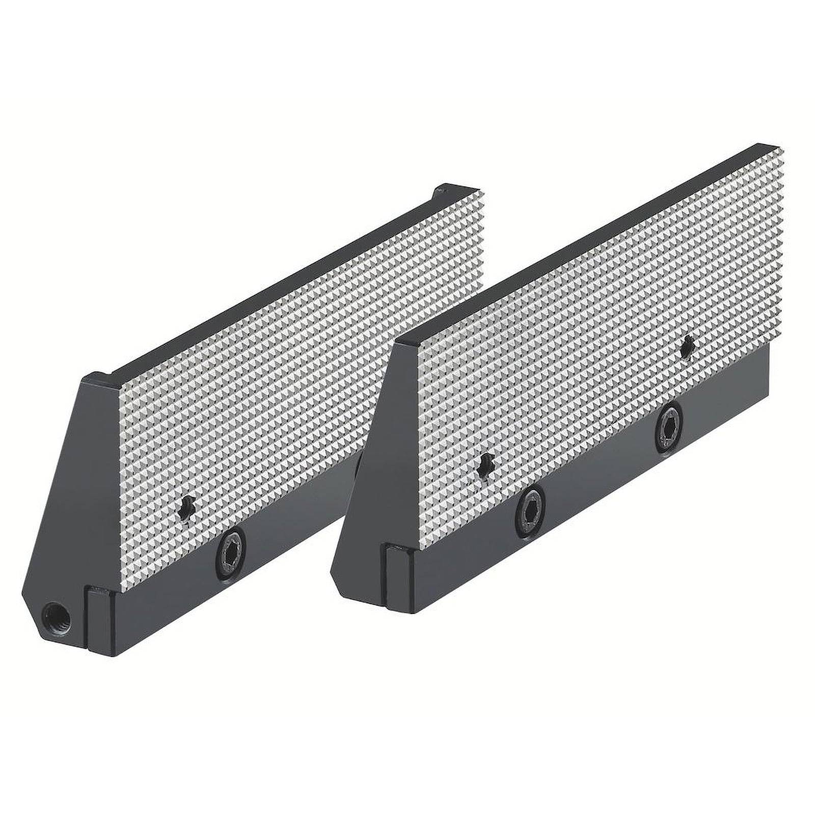 Paar dreieckiger Metallpräzisionswerkzeuge mit strukturierter Oberfläche und mehreren kreisförmigen Löchern. Wird zum Halten oder Spannen von Werkstücken verwendet.