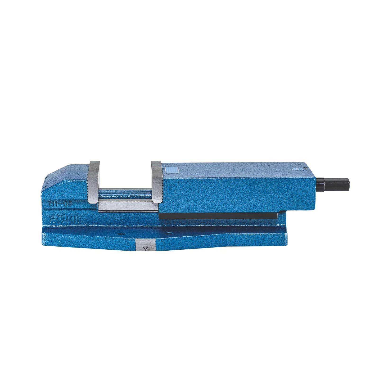 Ein blauer Metallschraubstock mit flacher Basis, offenen Backen und einem Seitenhebel, der zum sicheren Einspannen von Objekten während der Arbeit verwendet wird.