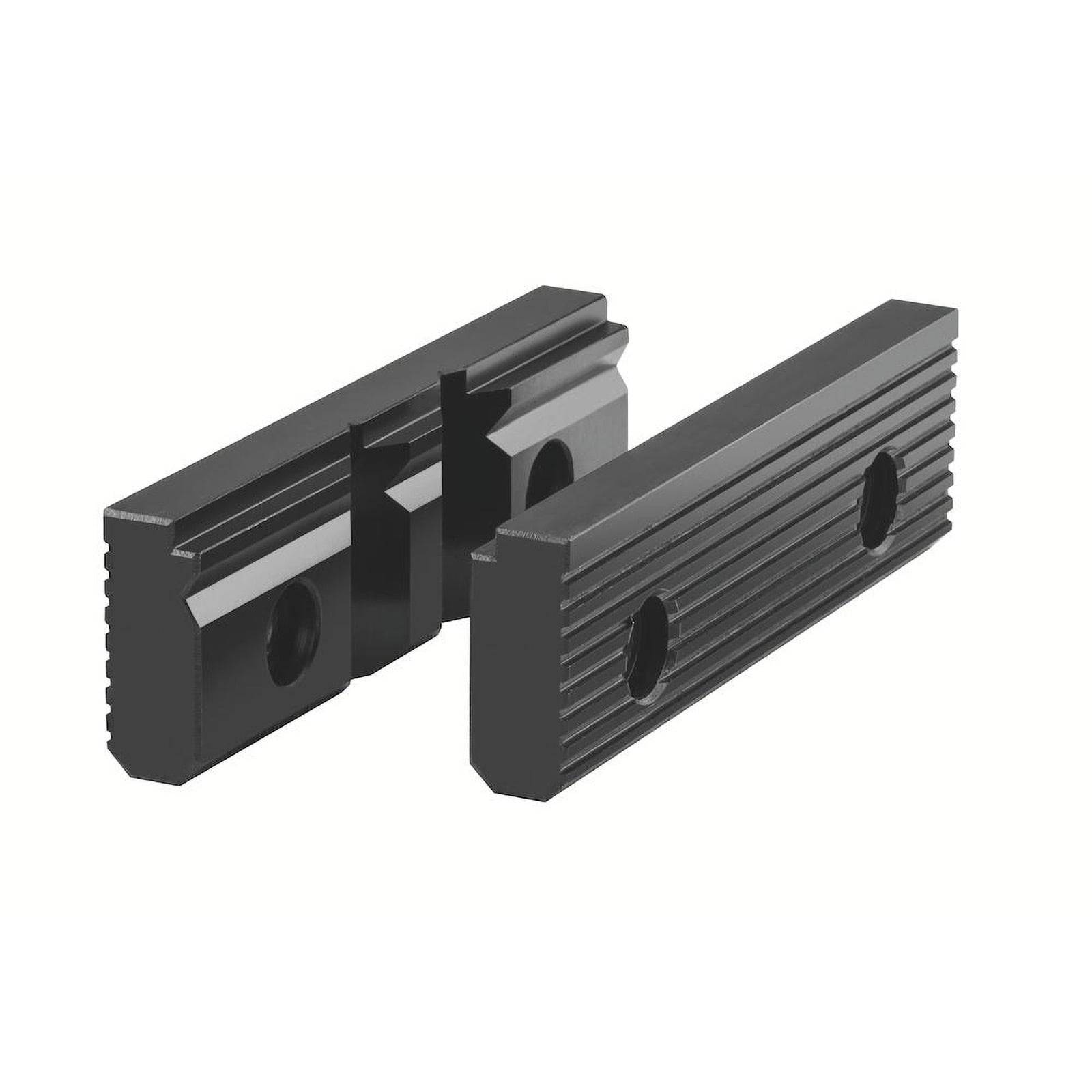Zwei schwarze Spannbacken mit Schlitzen, gerippter Oberflächenstruktur und Schraubenlöchern. Sie sind parallel ausgerichtet und zeigen eine detailliert gerillte Oberfläche für verbesserten Halt.
