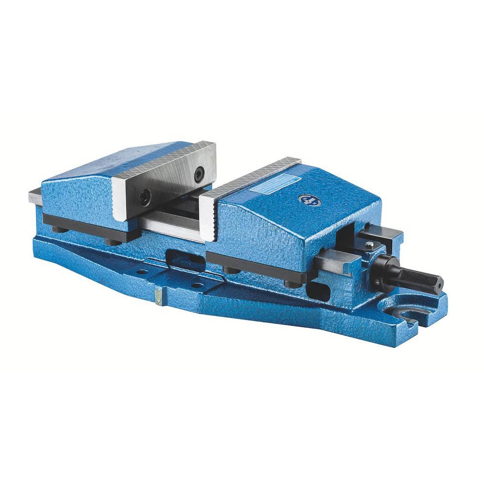 Ein blauer Maschinenschraubstock mit metallischen Backen, der zum Fixieren von Objekten während der Bearbeitung verwendet wird. Er verfügt über einen Griff zum Anziehen und Lösen.
