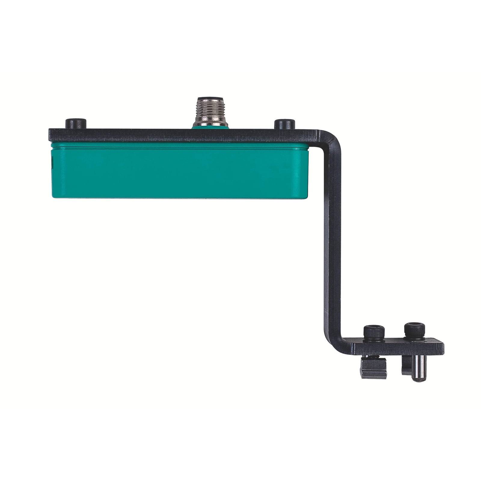 Ein rechteckiger grüner Industrie-Sensor mit einer schwarzen Halterung, der oben einen Metallstecker für elektrische Verbindungen zeigt.