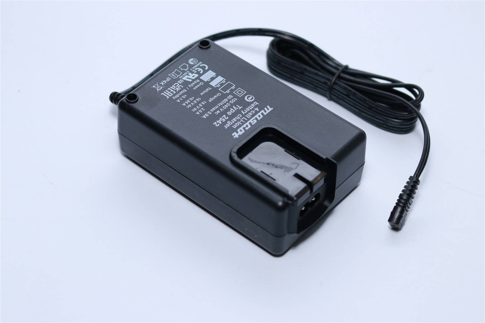 Ein schwarzer Makita-AkkuLadegerät mit der Modellnummer DC18RC, gezeigt mit einem aufgewickelten Netzkabel und verschiedenen Zertifizierungslogos auf seiner Oberfläche.