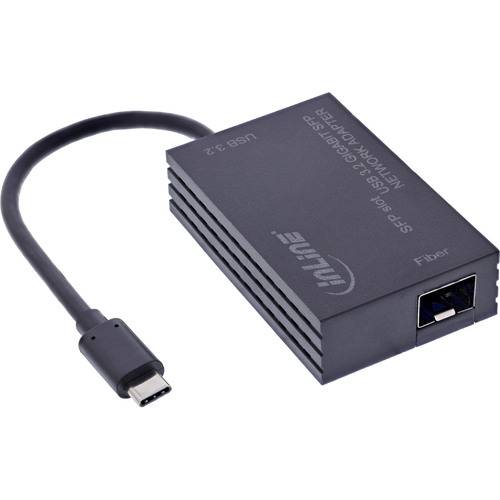 Ein schwarzer USB 3.2 zu Gigabit Ethernet Glasfaser-Adapter mit einem kurzen Kabel und USB-C-Anschluss, versehen mit einer Markenetikette an der Seite.
