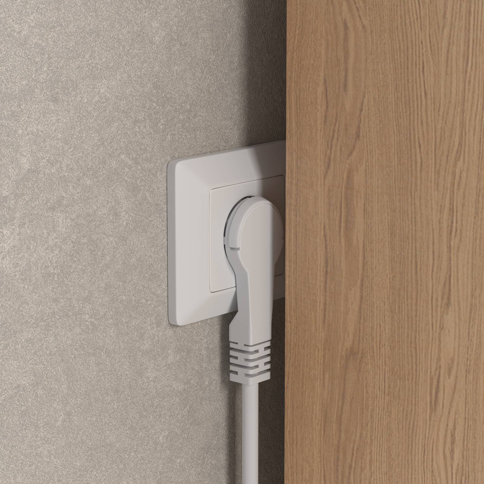 Weißer Stromstecker, der teilweise in eine Wandsteckdose hinter einer Holzverkleidung oder Schiebetür eingeführt ist.