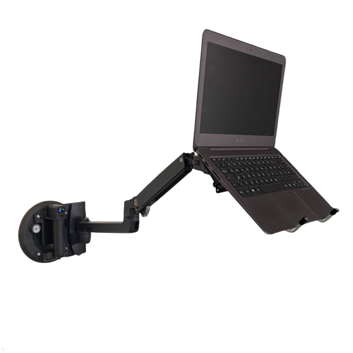 Eine wandmontierte, verstellbare Laptop-Halterung, die einen Laptop hält und flexible Positionierung für ergonomische Nutzung im Arbeitsbereich demonstriert.