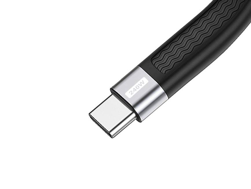 Nahaufnahme eines USB-C-Ladekabelsteckers mit silberner Spitze, beschriftet mit „240W