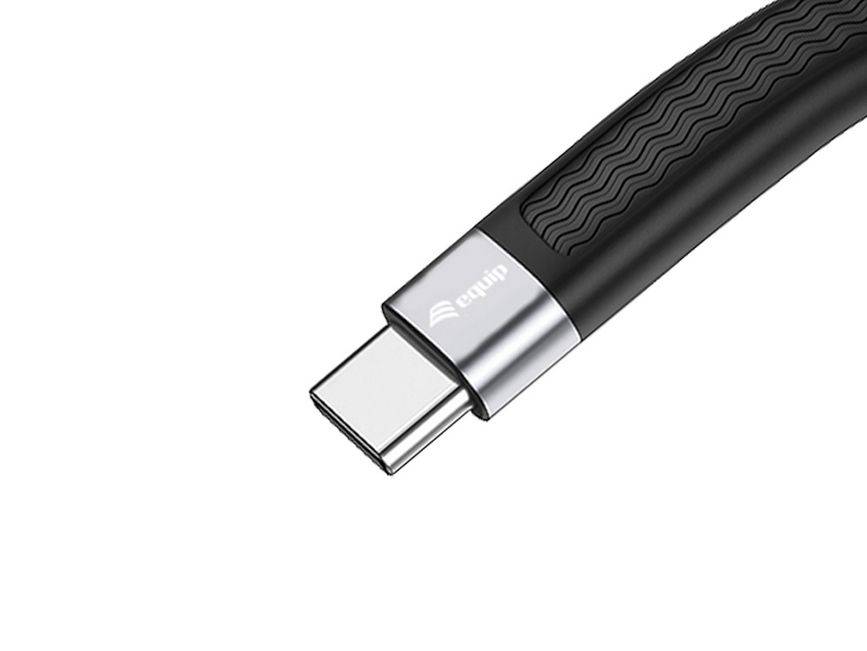 Nahaufnahme eines USB-C-Kabelsteckers mit schwarzem strukturiertem Kabel und silberner Metallspitze auf weißem Hintergrund.