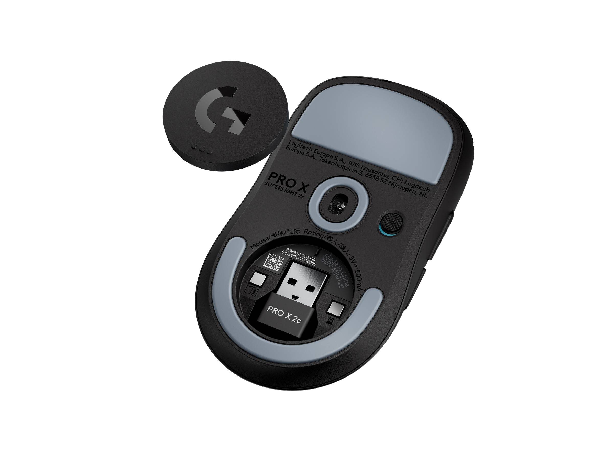 Schwarze Logitech PRO X Superlight kabellose Maus mit geöffnetem USB-Empfänger-Fach, das einen kleinen Dongle und die entfernte runde Abdeckung zeigt.