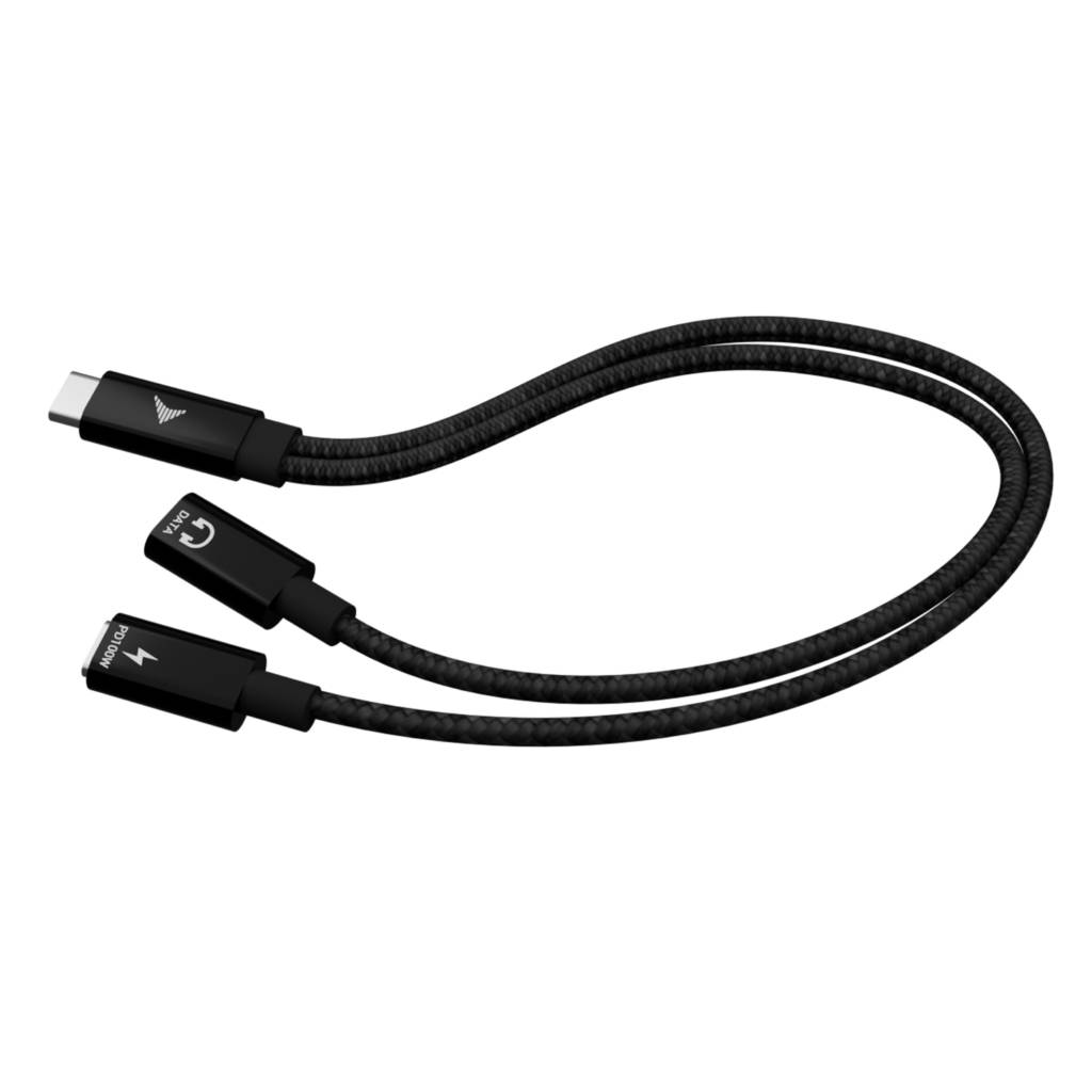 Schwarzes geflochtenes USB-C-Kabel mit drei Anschlüssen, bestehend aus einem USB-C-Stecker und zwei beschrifteten Endstücken, vor weißem Hintergrund dargestellt.