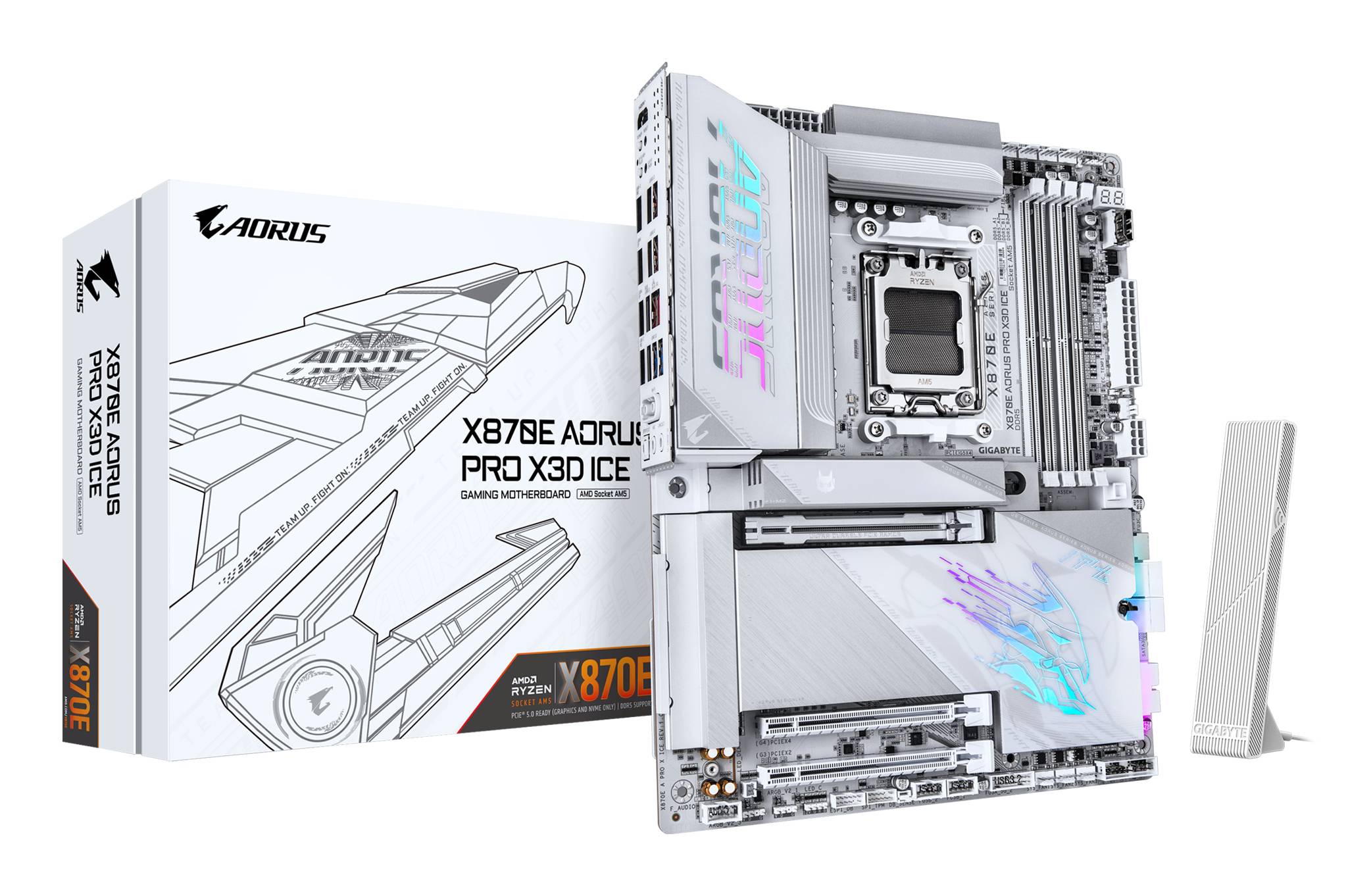 Gigabyte AORUS X870E Pro X3D Ice Motherboard mit Einzelhandelsverpackung, Weiß-/Silberdesign und RGB-beleuchteter Platine auf weißem Hintergrund.