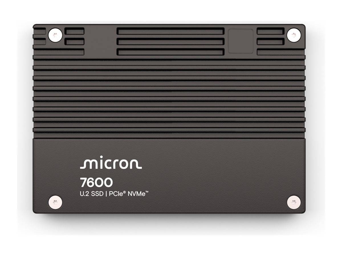 Ein Micron 7600 U.2 SSD mit PCIe-NVMe-Technologie, in einem rechteckigen schwarzen Gehäuse mit gerippter Textur und silbernen Schrauben an den Ecken.