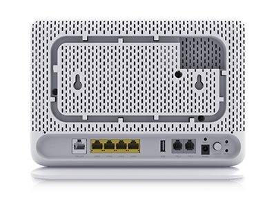 Das Bild zeigt die Rückseite eines weißen Mesh-WLAN-Routers mit Anschlüssen für Ethernet-Kabel, USB und Stromversorgung auf einer grauen Basis.
