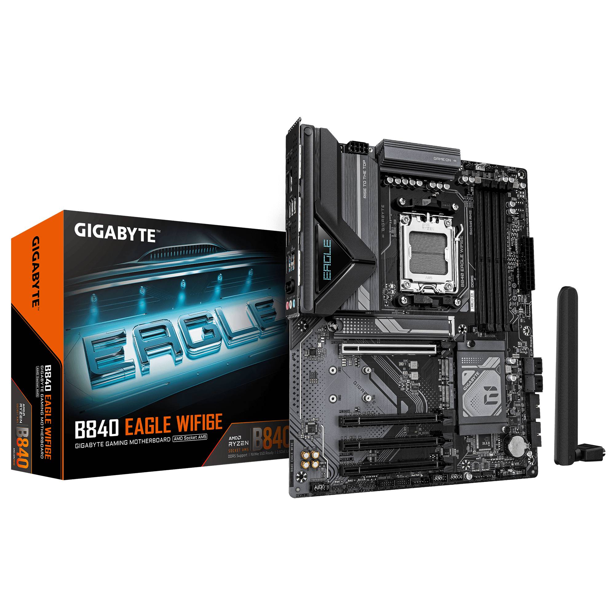 Gigabyte B840 EAGLE WIFI Motherboard neben seiner Retail-Box dargestellt, mit sichtbarem CPU-Sockel, RAM-Steckplätzen, PCIe-Steckplätzen und Wi-Fi-Antenne.