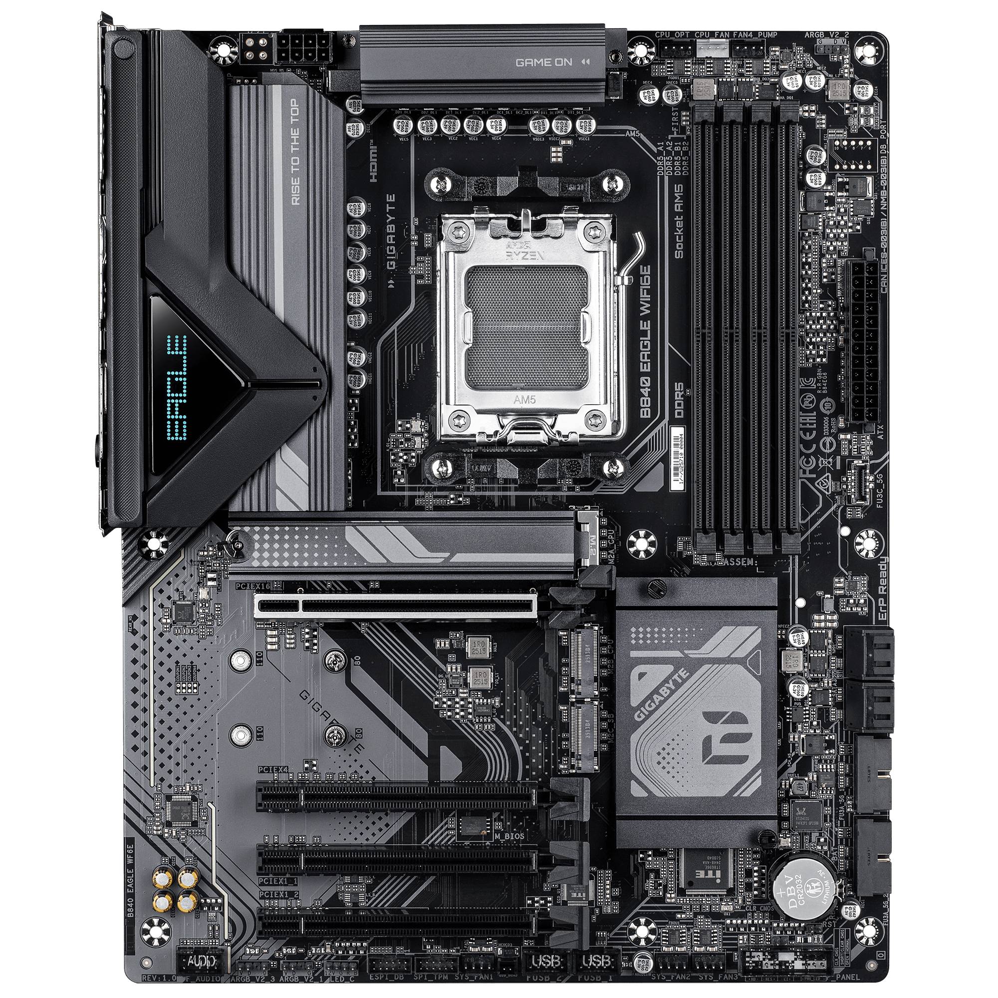 Draufsicht auf ein Gigabyte ATX-Motherboard mit CPU-Sockel, RAM-Steckplätzen, PCIe-Steckplätzen, M.2-Kühlkörpern sowie großen VRM- und Chipsatz-Kühlkörpern.