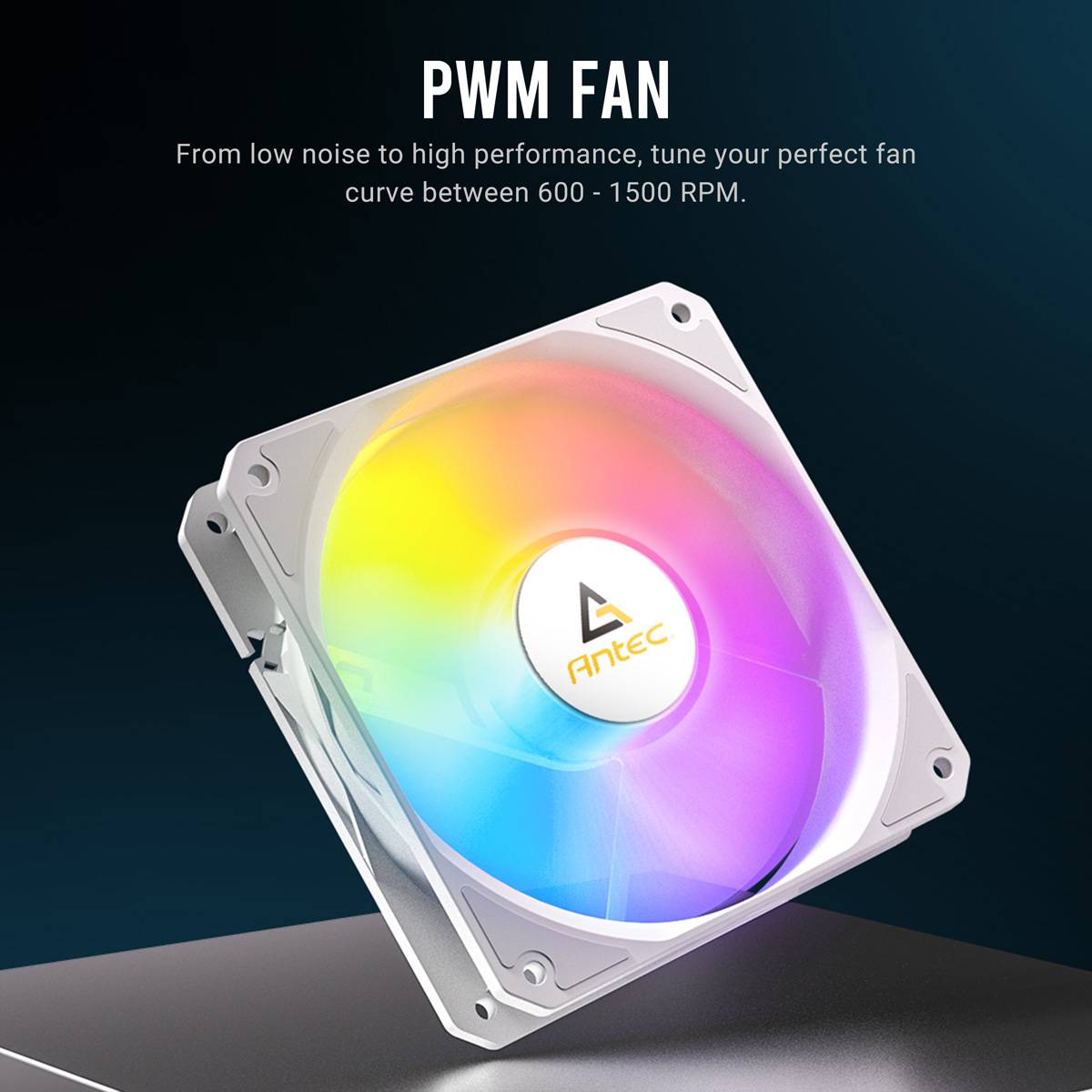 Ein mit 'Antec' gekennzeichneter Lüfter mit RGB-Beleuchtung auf einem Ständer, mit dem Titel 'PWM-Lüfter', bietet Leistungsabstimmung von 600-1500 U/min.