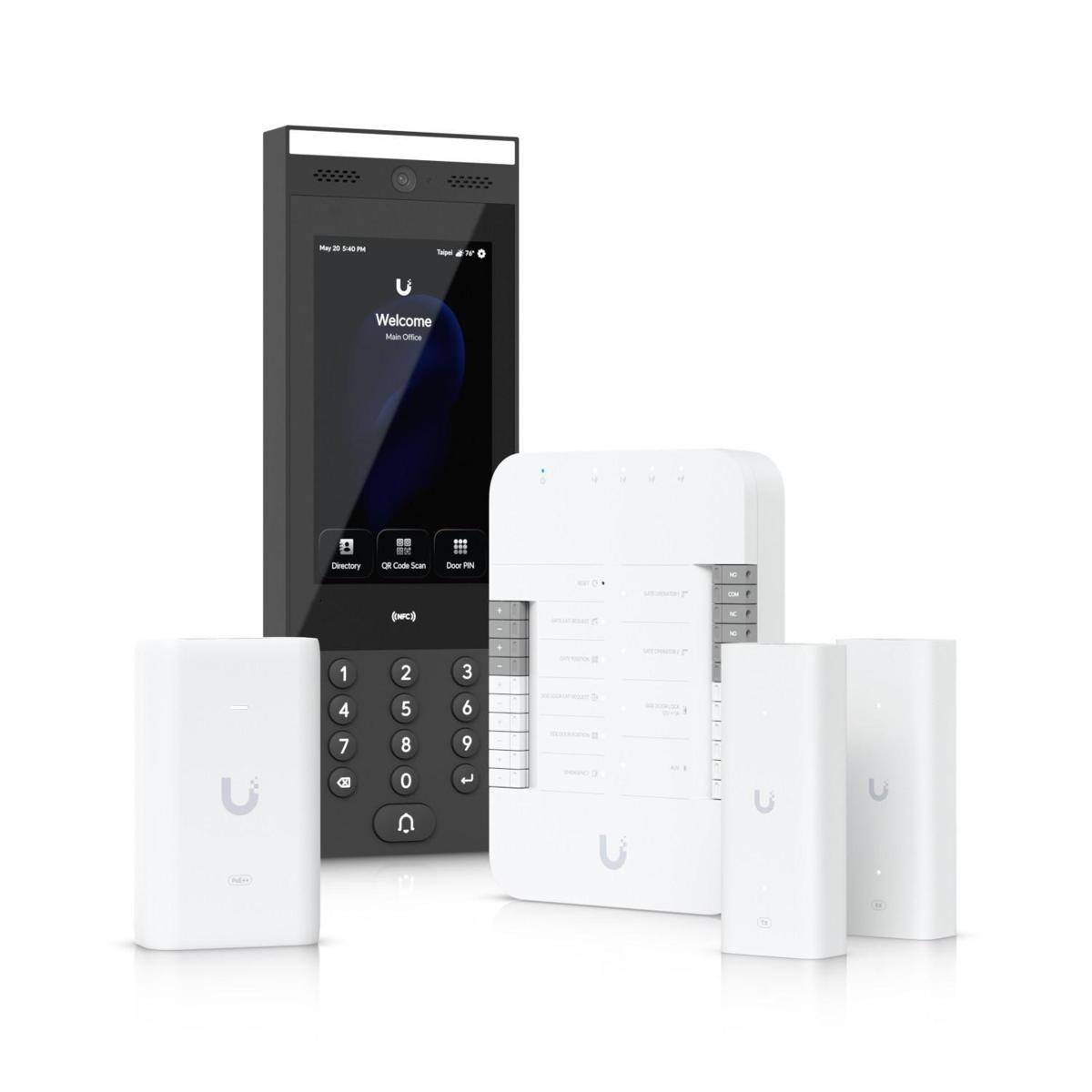 Verschiedene Ubiquiti-Sicherheitsgeräte, darunter ein großes Touchscreen-Zugangsfeld und mehrere weiße Netzwerk-/Sicherheitsmodule, auf weißem Hintergrund angezeigt.