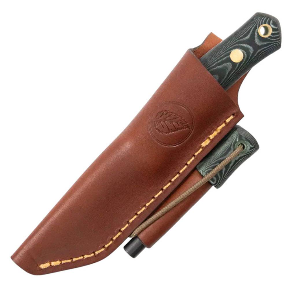 Braune Lederscheide mit einem feststehenden Messer mit schwarzem gemustertem Griff und angebrachtem Schärfstab.