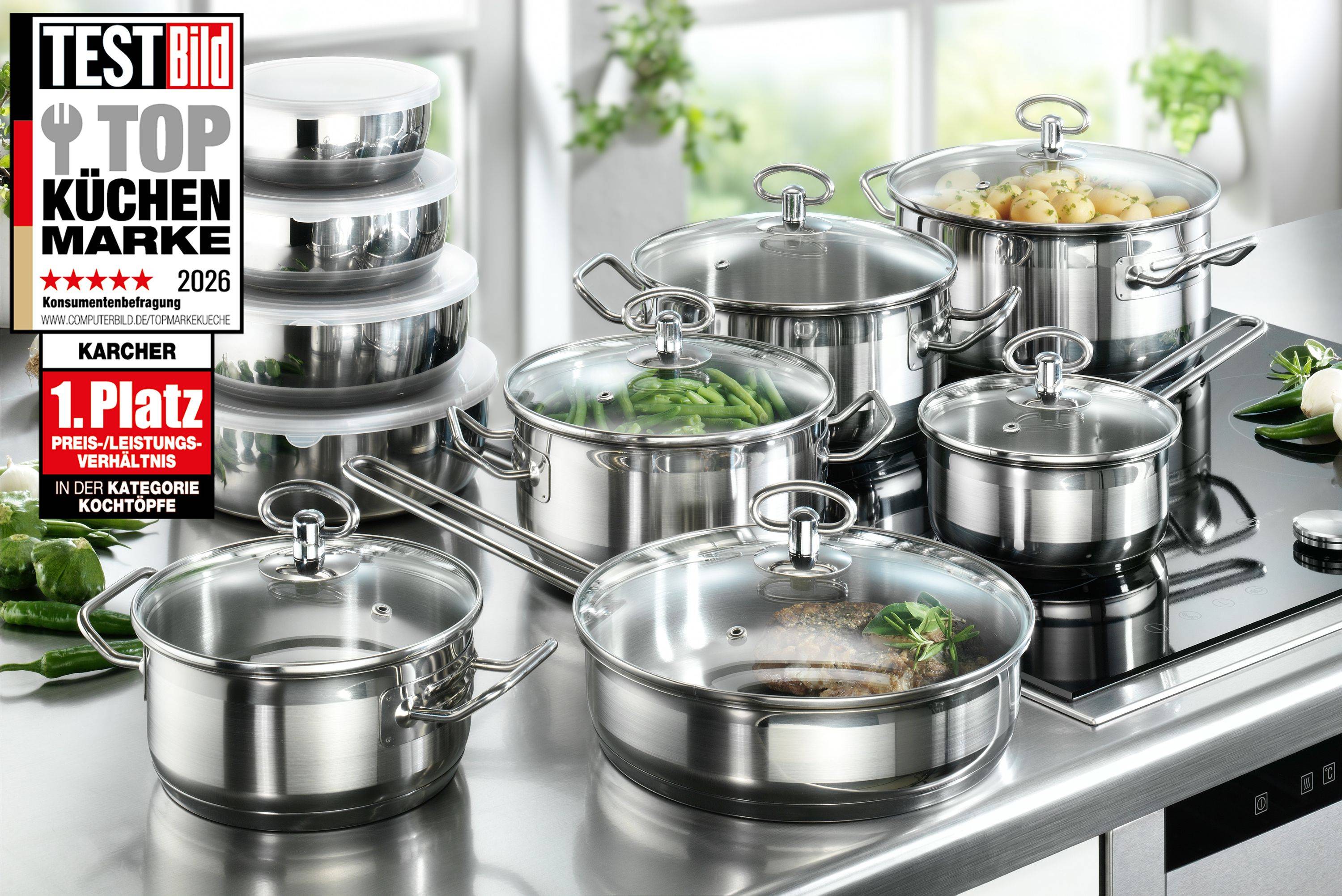 Ein Satz aus Edelstahlkochgeschirr auf einer Küchentheke, bestehend aus Töpfen und Pfannen mit Glasdeckeln, gestapelten Schüsseln und Gemüse darin.