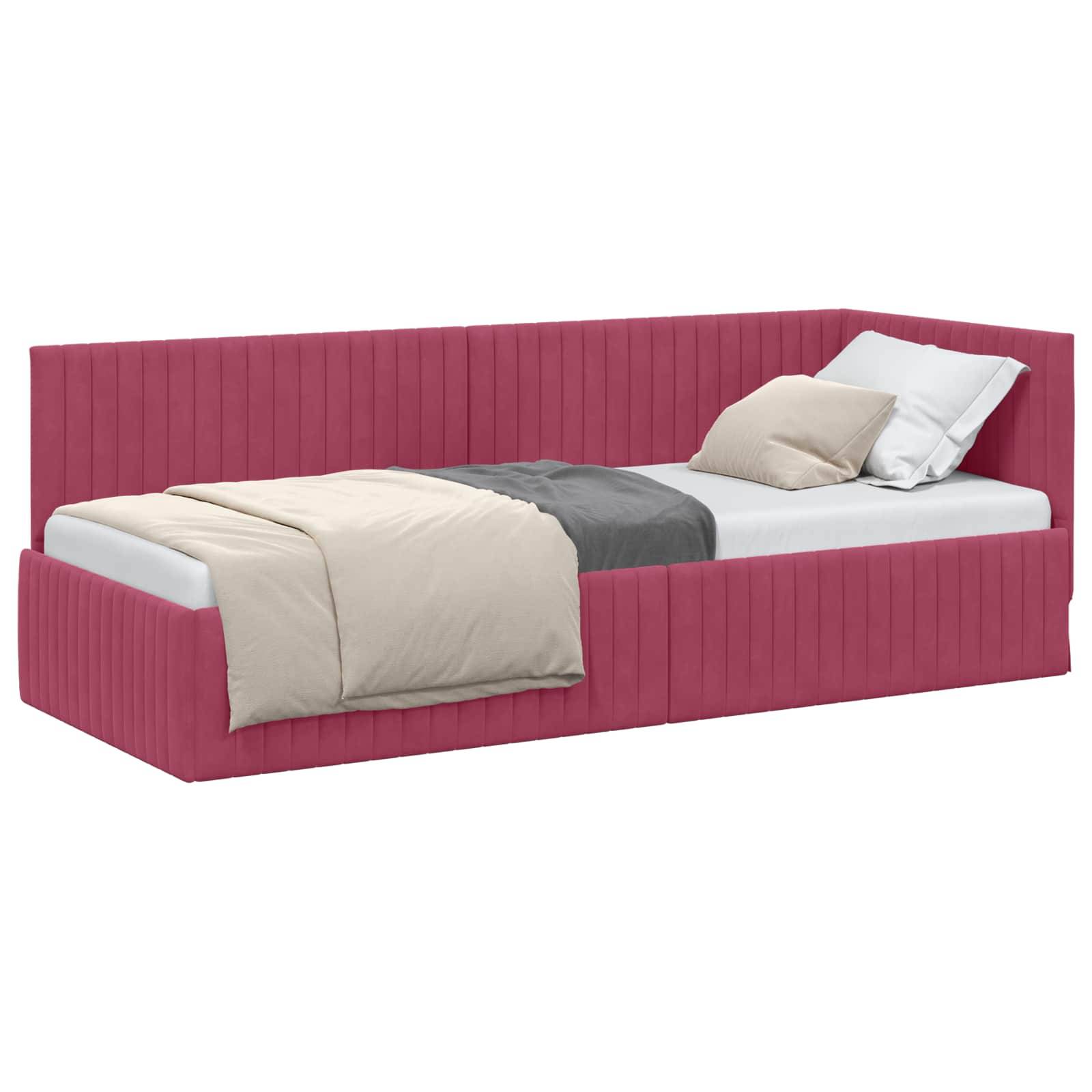 Rosa gepolstertes Einzelbett mit hohem Kopfteil und weißer Bettwäsche auf weißem Hintergrund.