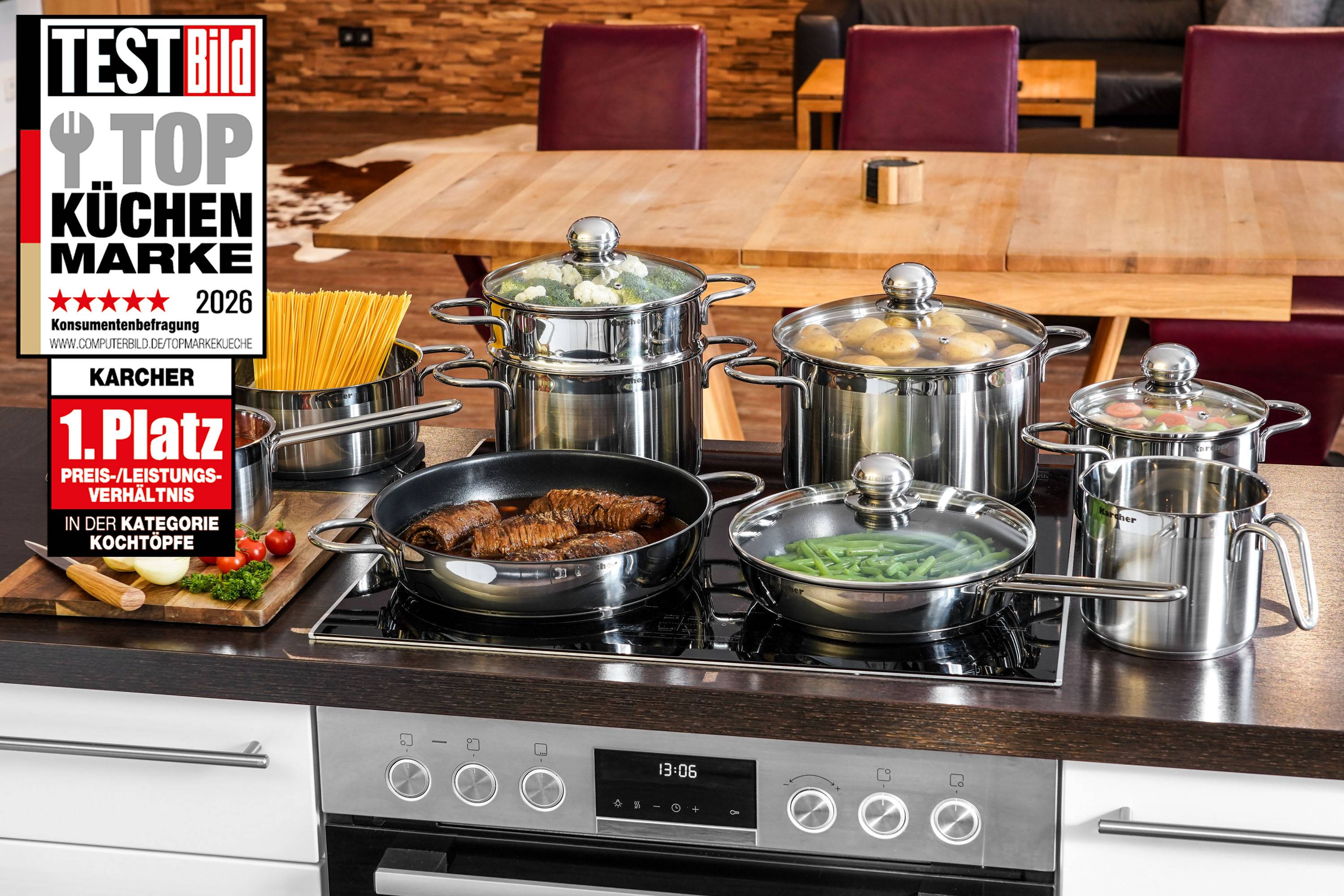 Eine moderne Küchenszene mit Töpfen auf einem Herd, einschließlich Pasta, Brokkoli, Rinderbraten und grünen Bohnen. Ein Esstisch ist im Hintergrund sichtbar.