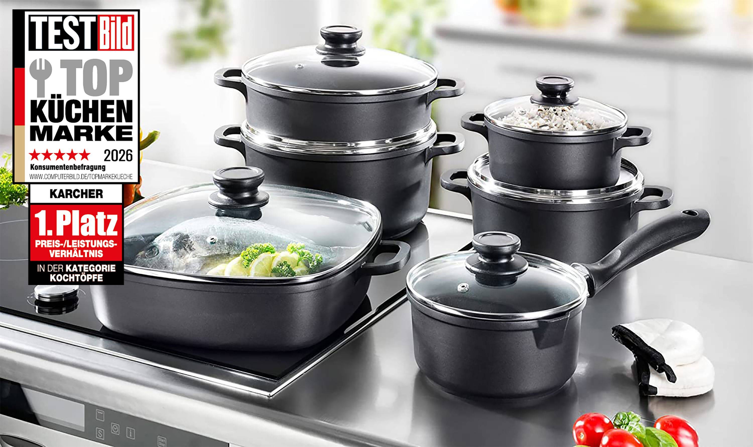 Ein Satz aus vier schwarzen Kochtöpfen mit Glaskabeln auf einer Küchentheke, ein Topf enthält Brokkoli und Wasser, das dämpft.