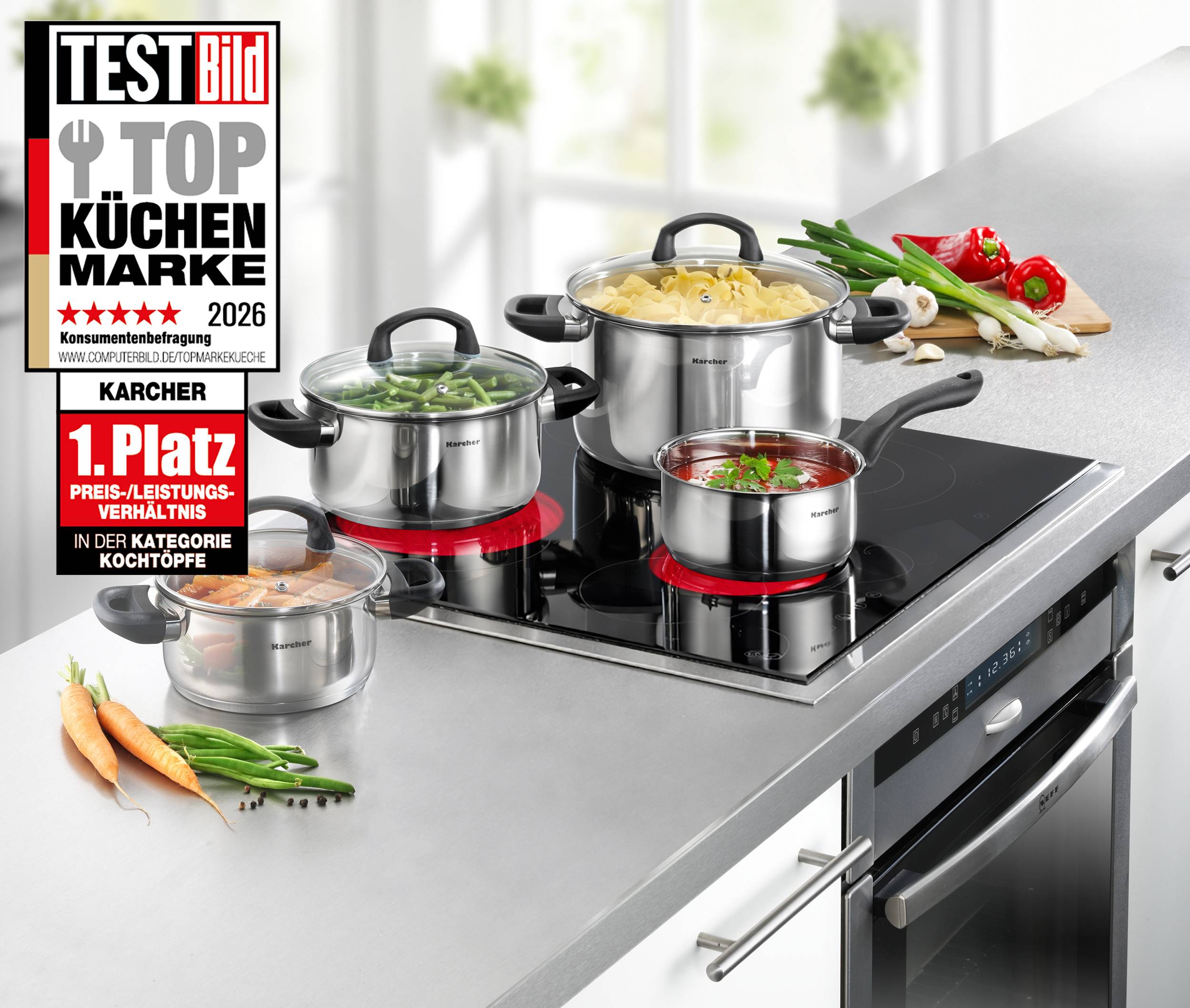 Vier Töpfe auf einem Herd enthalten Pasta, Grünzeug, Soße und Meeresfrüchte; eine Zeitschriftenempfehlung zeigt eine Top-Küchenmartenbewertung an.