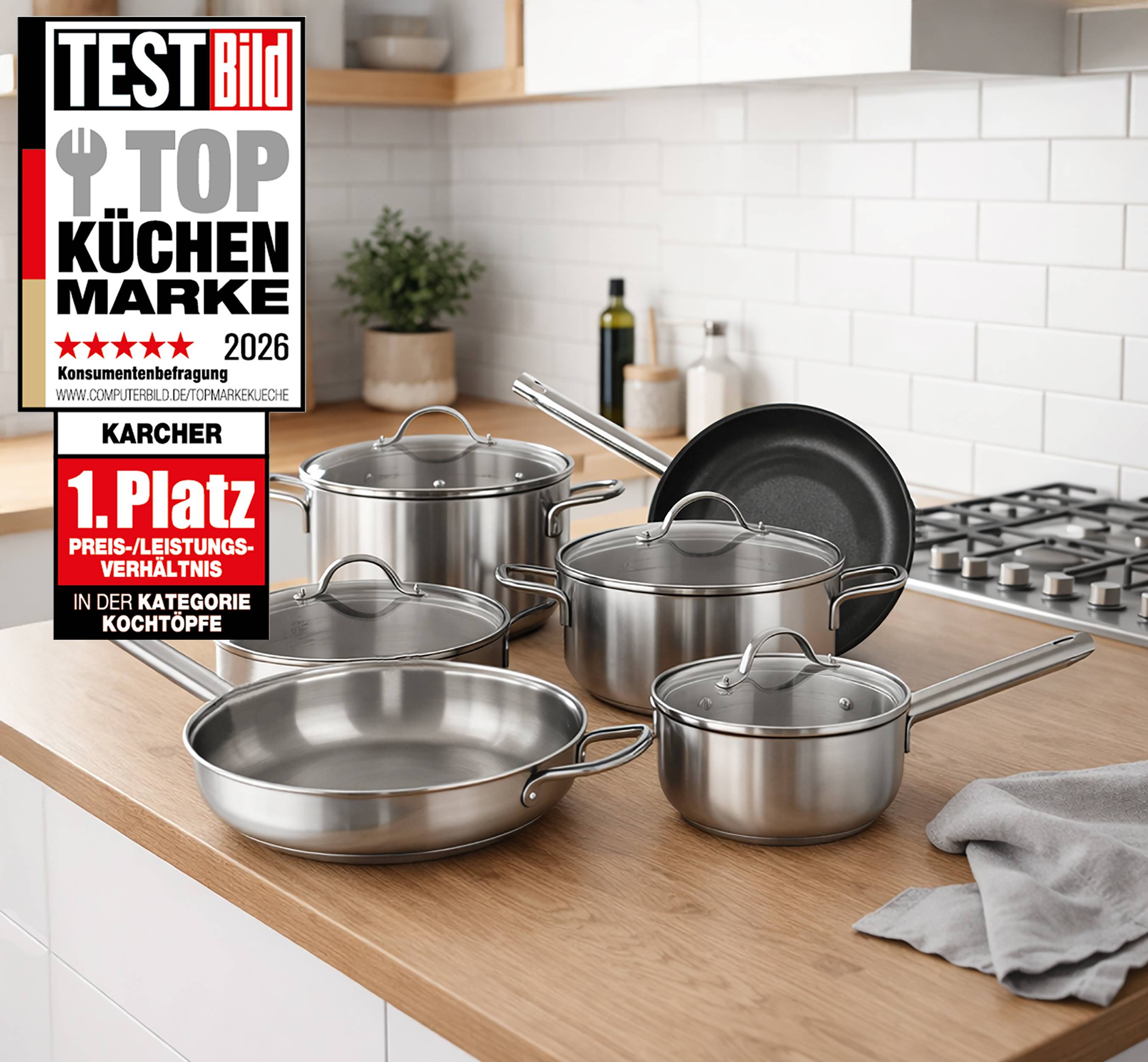 Kochgeschirr-Set auf einer Küchentheke; umfasst Töpfe, Pfannen und Deckel. Ein Schild in der Ecke hebt die Top-Bewertung einer Marke für Kochtöpfe hervor.