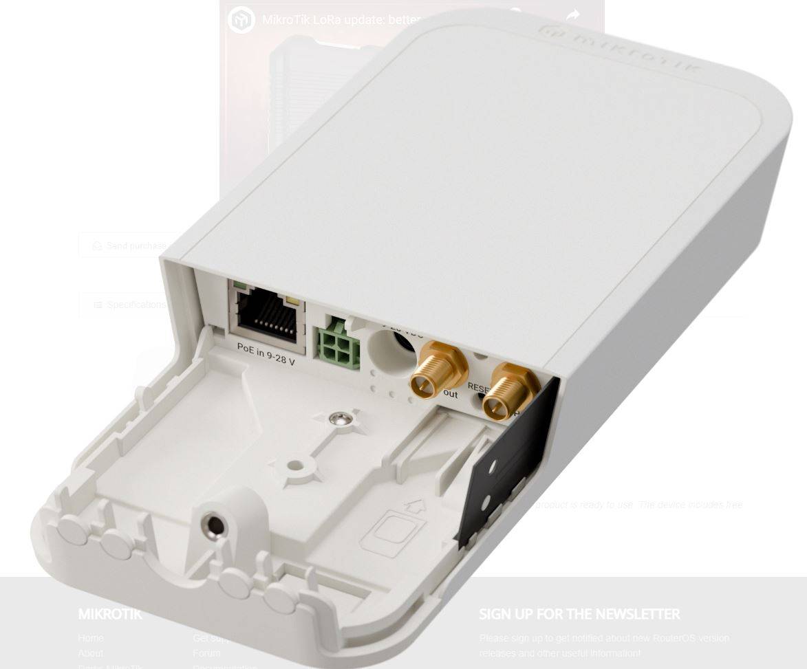 Weiße Outdoor-Netzwerkvorrichtung mit offener Basis, die Ethernet-Anschluss, Stromeingang, Klemmleiste und zwei Antennenstecker zeigt