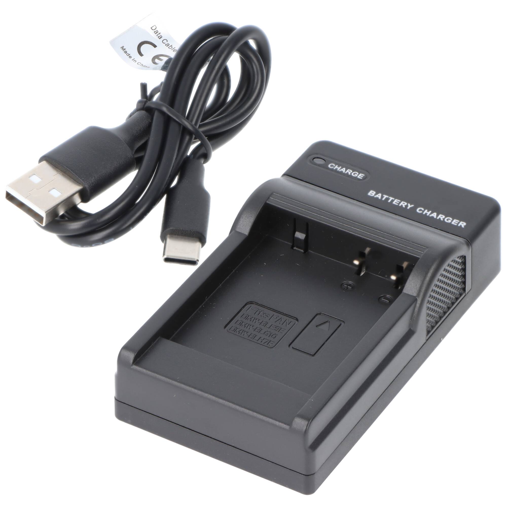 Ein schwarzes Batterie-Ladegerät mit USB-C-Kabel, mit beschrifteten 