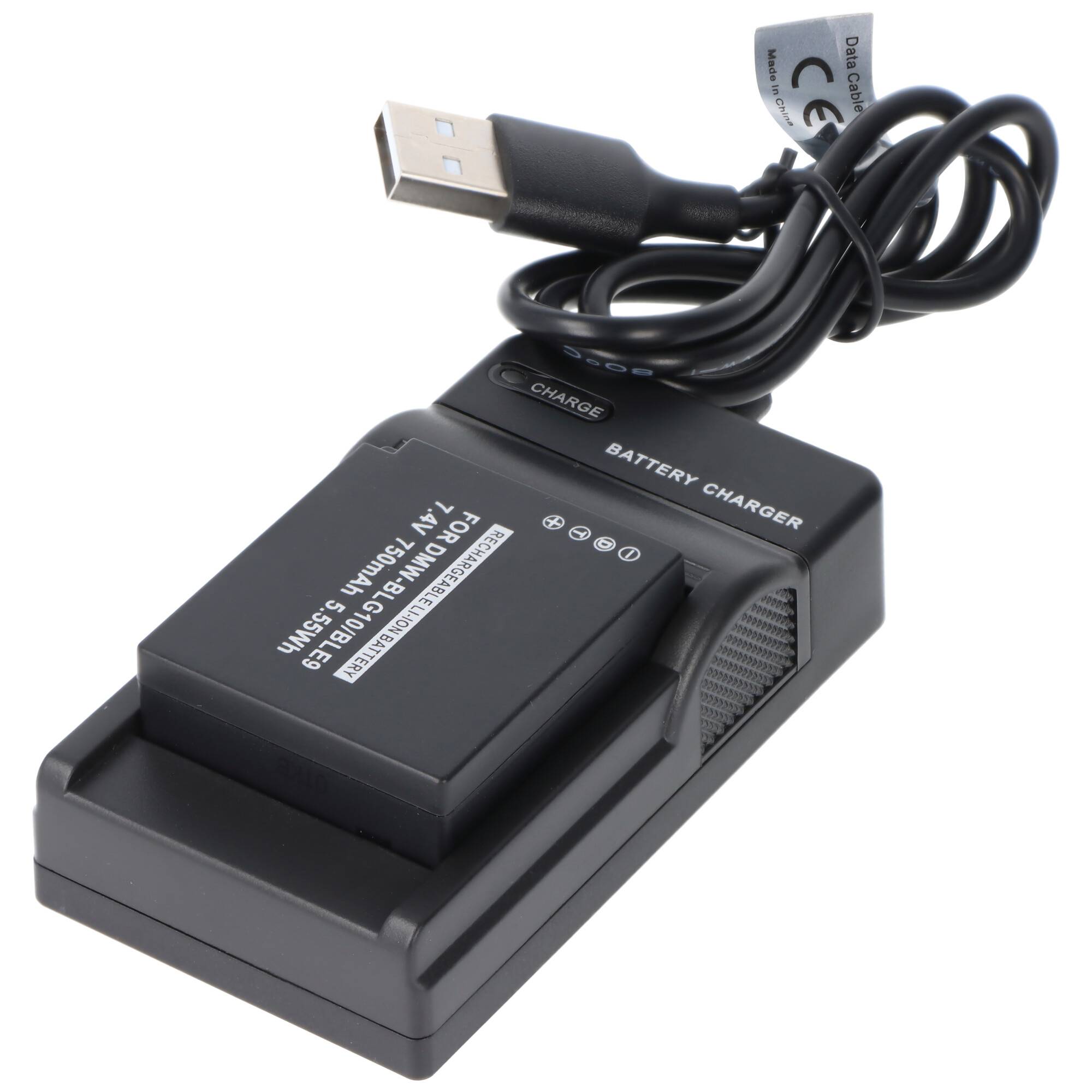Ein schwarzes USB-Batterie-Ladegerät mit angeschlossenem Kabel hält eine Samsung-Kamerabatterie, die durch ein auf der Batterie sichtbares SAMSUNG-Etikett gekennzeichnet ist.