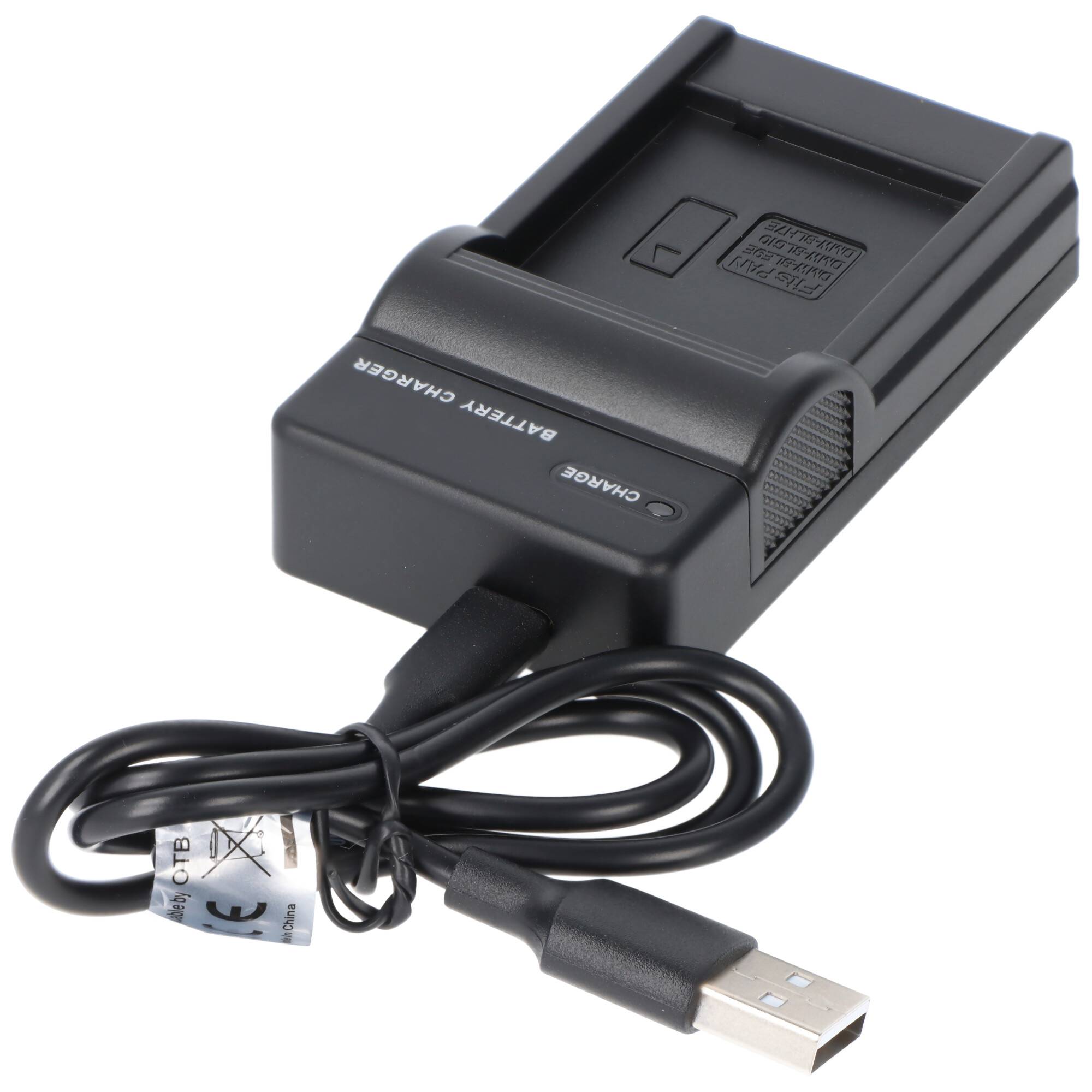 Ein schwarzer Batterie-Ladegerät mit angeschlossenem USB-Kabel, entwickelt zum Laden bestimmter Kamerabatterien, gezeigt mit einem einfachen, kompakten Design.