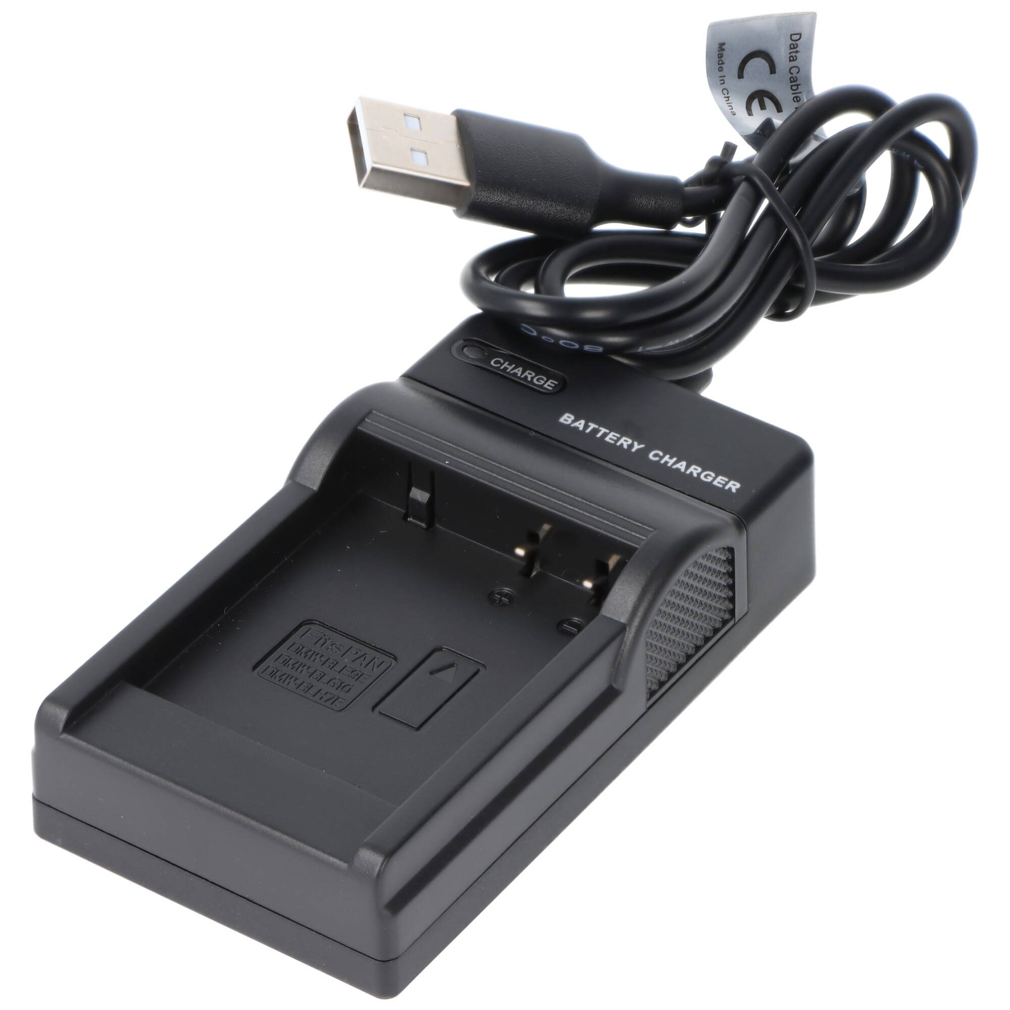 Ein schwarzes Batteriladegerät mit angeschlossenem USB-Kabel, das zum Aufladen von auswechselbaren Kamerabatterien entwickelt wurde. Das Etikett lautet „Batteriladegerät