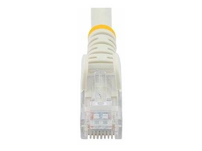 Ethernet-Kabel mit transparentem Stecker und weißer Ummantelung, verwendet für Netzwerkverbindungen.
