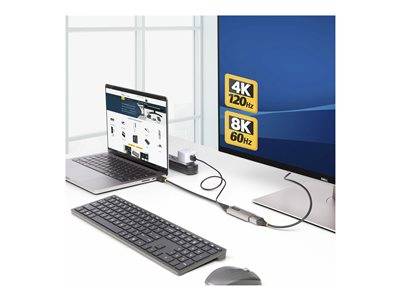 Ein Laptop, der an einen Monitor angeschlossen ist, auf dem '4K 120Hz, 8K 60Hz' angezeigt wird. Eine Tastatur und eine Maus befinden sich auf dem Schreibtisch.