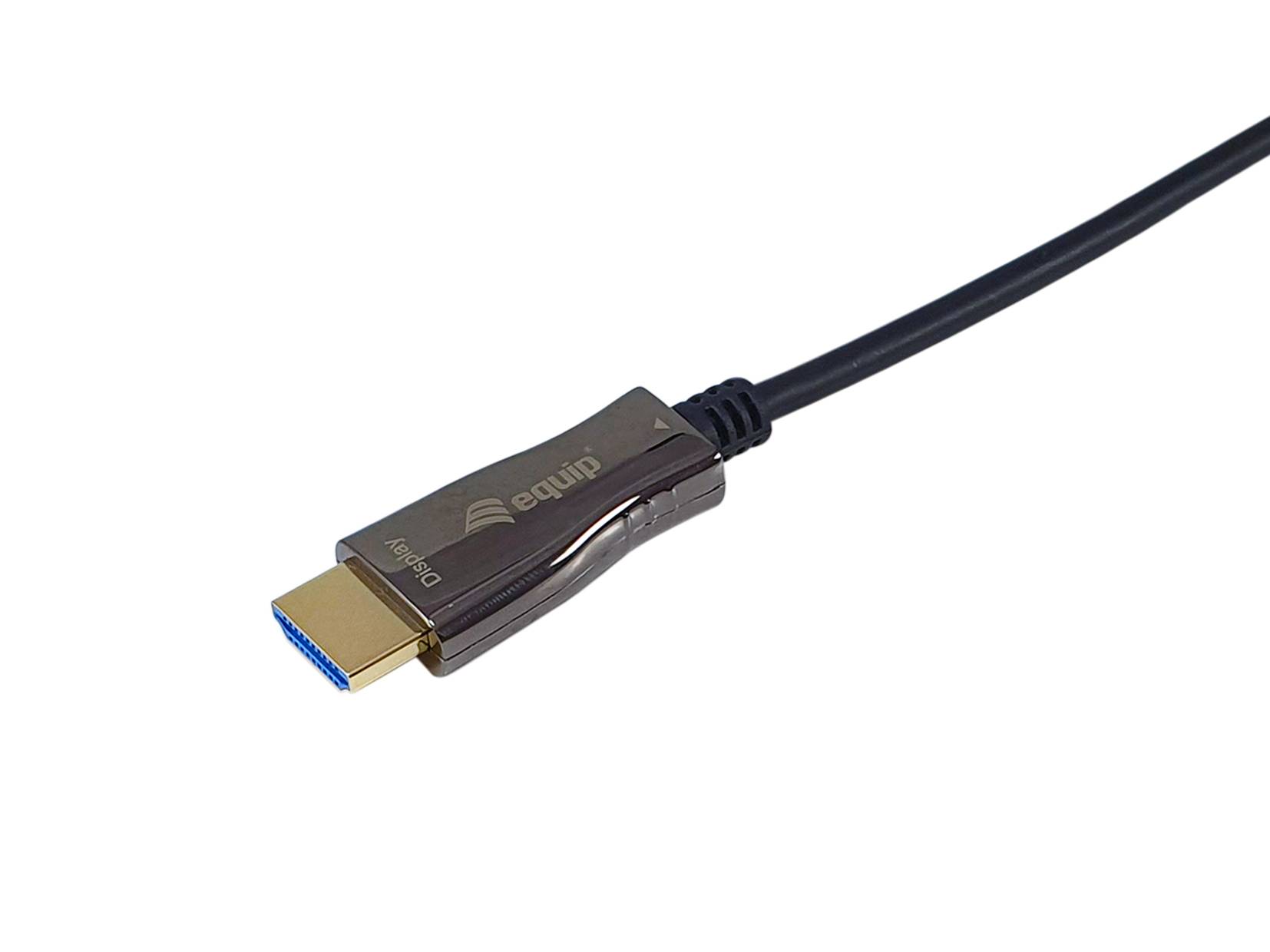 Nahaufnahme eines schwarzen HDMI-Kabelsteckers mit vergoldetem Stecker und blauem inneren Kontakt auf weißem Hintergrund.