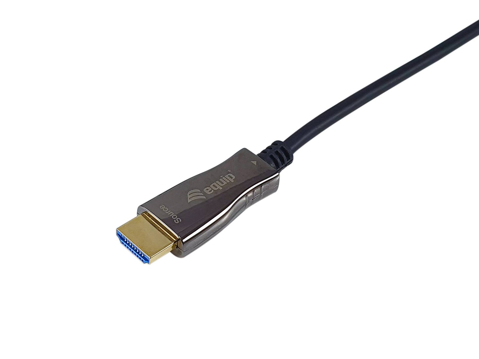 HDMI-Kabel mit vergoldetem Stecker auf weißem Hintergrund, in Nahaufnahme gezeigt, wobei das Kabel aus dem Bildausschnitt herausragt.