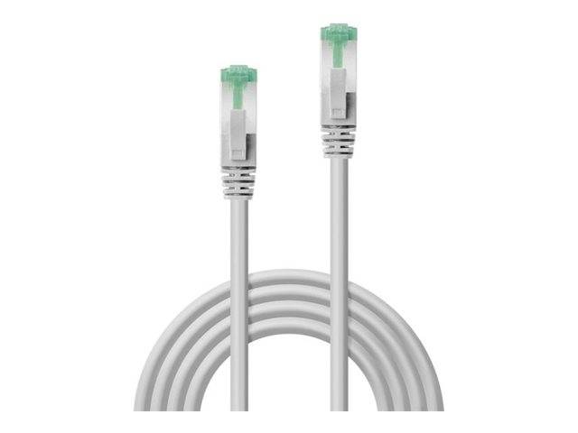 Ein weißes Ethernet-Kabel mit grünspitzigen Steckern an beiden Enden, in der Mitte lose aufgewickelt.