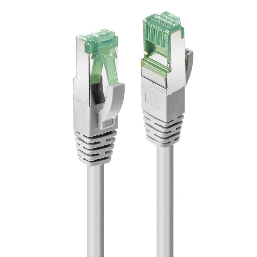 Zwei Ethernet-Kabel mit grün gespitzten Steckern auf weißem Hintergrund, die Netzwerkverbindungskomponenten veranschaulichen.