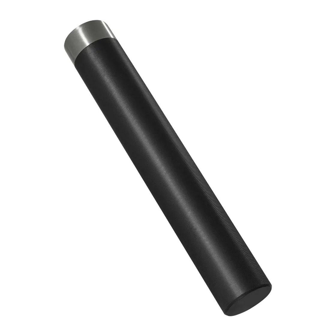 Ein Weindekanter gießt sanft Rotwein in ein Glas, mit elegantem Silber- und Schwarzfinish gestaltet, das sein modernes Design unterstreicht.