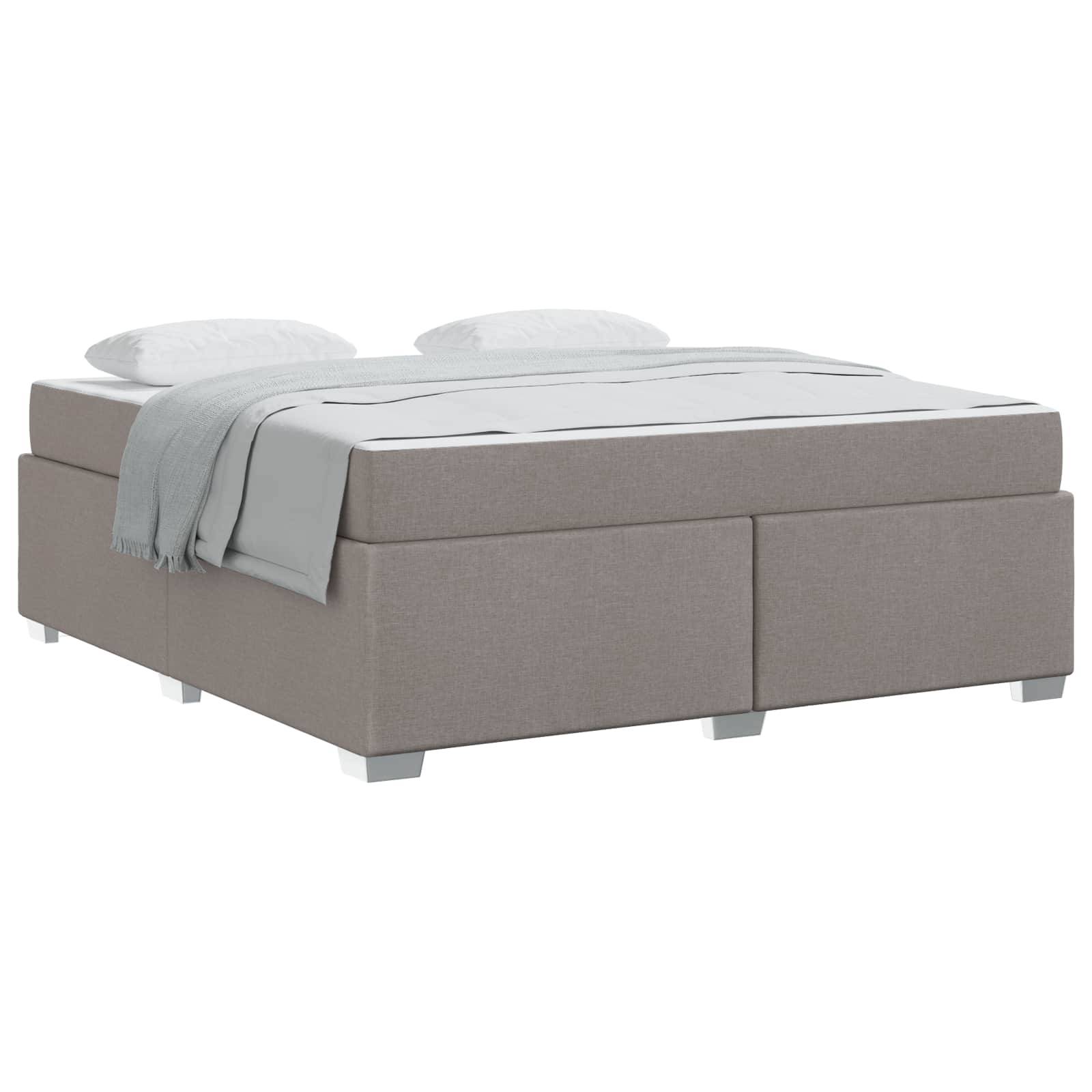 Taupes gepolstertes Bett mit zwei Kissen und einer grauen Wurfdecke auf weißem Hintergrund.