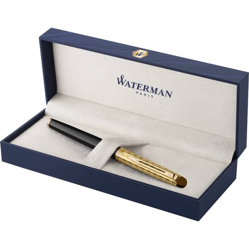 Ein schwarzer und goldener Kugelschreiber in einer blauen, samtig ausgekleideten Box mit dem Aufdruck 'Waterman Paris' auf der Innenseite des Deckels.