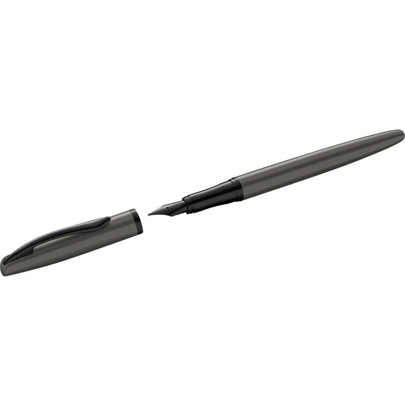 Ein schwarzer Füllfederhalter mit abgenommenem Deckel, der die Schreibspitze zeigt, vor einem weißen Hintergrund.