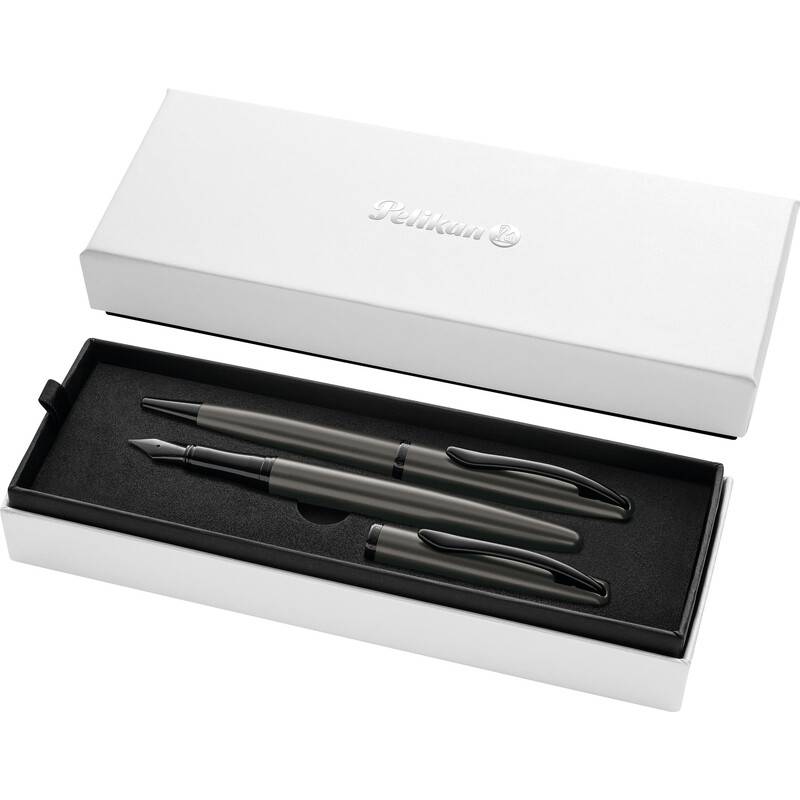 Eine schwarze Füllfeder und ein schwarzer Rollerball-Stift in einer geöffneten weißen Box mit dem auf dem Deckel geprägten Schriftzug 'Pelikan'.
