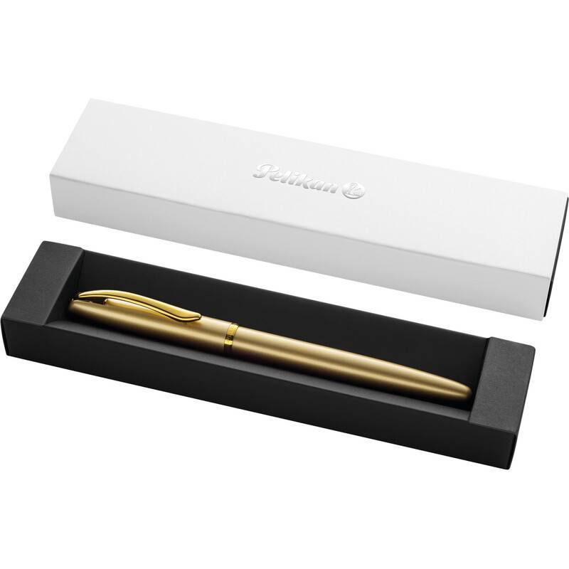Ein Goldfederhalter in einer schwarzen Box mit einem geöffneten weißen Deckel, beschriftet mit 'Pelikan', der eine elegante Präsentation zum Verschenken oder Ausstellen hervorhebt.