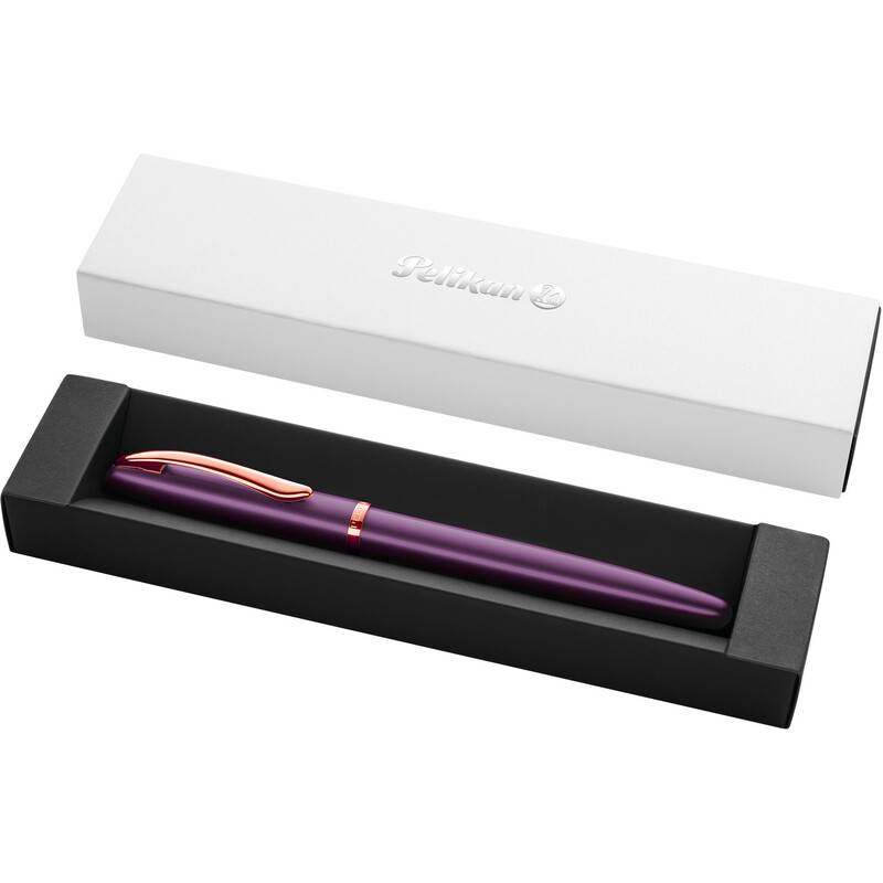 Ein lila Stift mit roségoldenen Akzenten ruht in einer offenen schwarzen Geschenkbox. Der Deckel der Box, mit der Aufschrift 