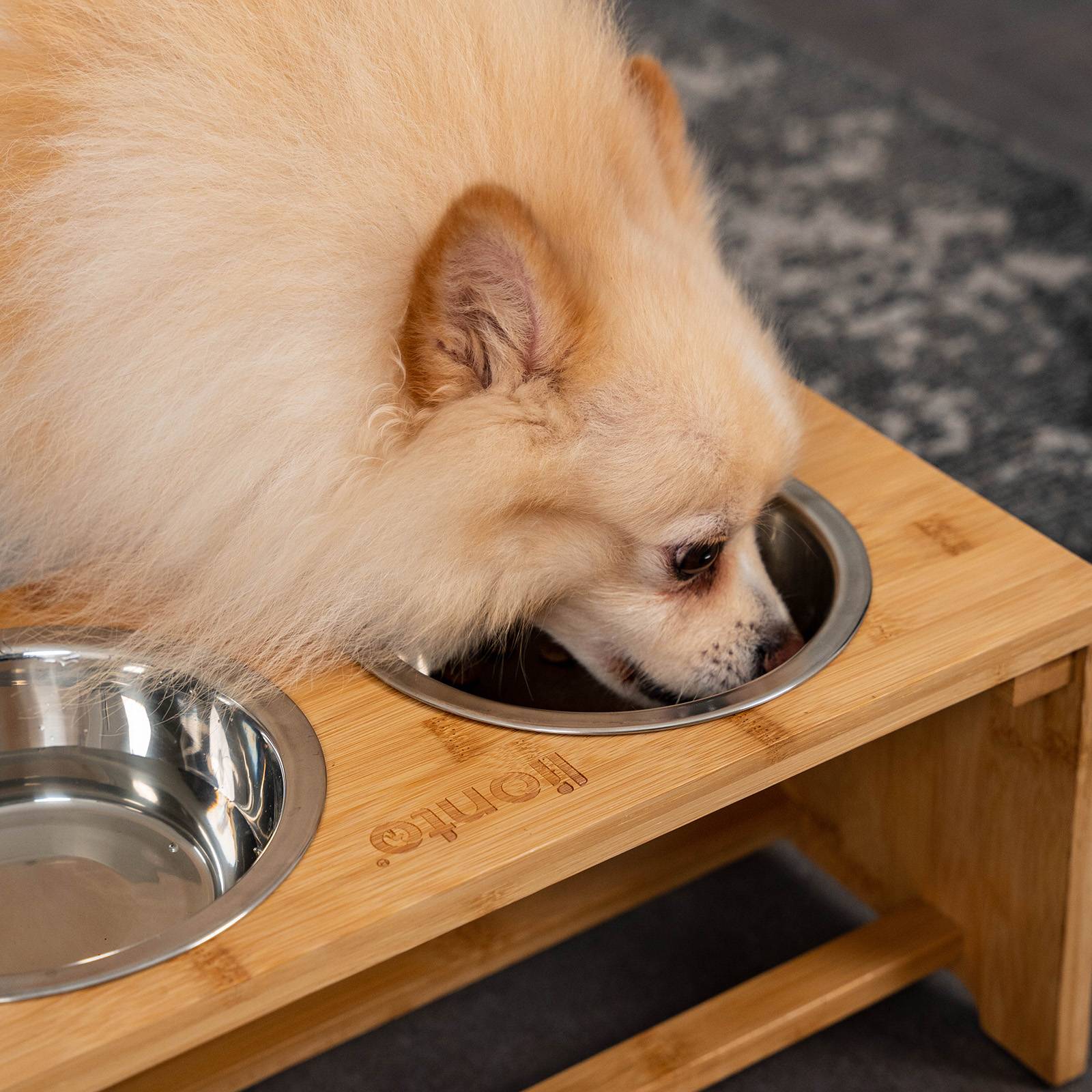 lionto Hundefutterstation, stilvolle Bambus-Futterbar mit rutschfesten Füßen & 2 Edelstahlnäpfen, 44x20x19 cm