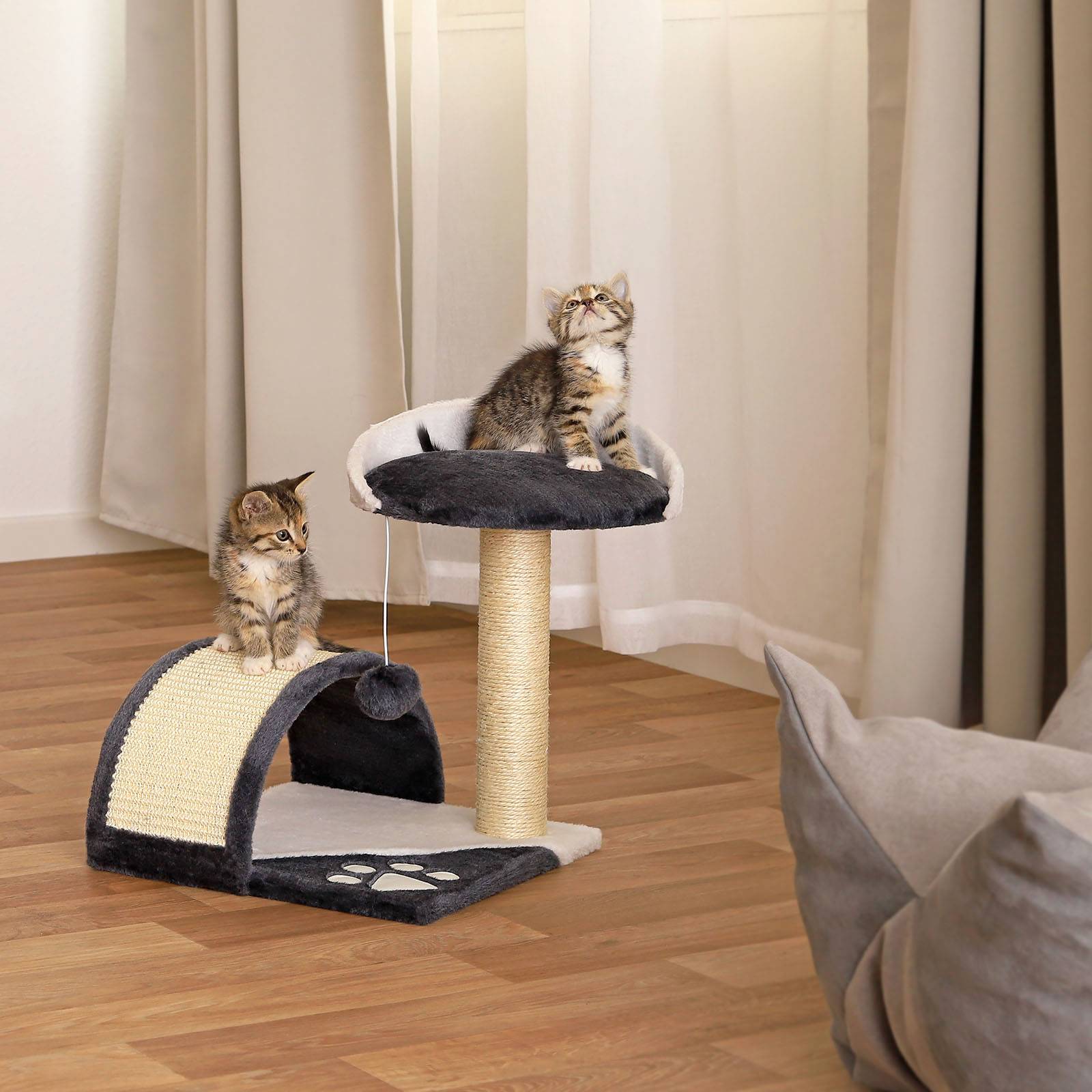 lionto Kompakt-Kratzbaum, kleiner Kratzbaum mit Spielball, Kratzbogen & Aussichtsplattform, platzsparend, Höhe 43 cm, grau/weiß